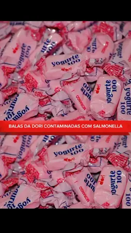 Recentemente, as balas da marca Dori passaram por um recall devido a um potencial risco de contaminação por Salmonella. A Agência Nacional de Vigilância Sanitária (Anvisa) determinou a suspensão da venda de vários lotes de balas produzidas entre 21 de junho e 10 de julho de 2024 na unidade de Rolândia, no Paraná.  Os produtos afetados incluem balas de iogurte, morango e hortelã, entre outros. A empresa Dori, em conformidade com a determinação da Anvisa, iniciou o recolhimento voluntário desses lotes. A decisão foi tomada após análises que identificaram a possibilidade de contaminação por Salmonella muenchen, uma bactéria que pode causar infecções graves, especialmente em pessoas com sistema imunológico comprometido. Os consumidores que adquiriram produtos desses lotes foram orientados a não consumi-los e a entrar em contato com o SAC da Dori para orientações sobre o reembolso ou troca. #CapCut #cortes #noticias #planetanovo 