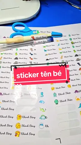 Sticker tên bé in theo yêu cầu. Ba mẹ đặt dán đồ dùng học tập cho bé nhe #NhacuaHa🏡 #dihoccungcon👶 #stickertheoyeucau 