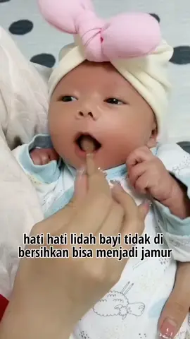 sikat lembut untuk membersihkan lidah si kecil yg terlihat putih dan untuk gusi juga bunda #sikatgigibayi #bayi #bayitiktok #bayigemes #baby #klambubayi #kolamrenang #mainanviral #popit #playground #peralatanbayi 