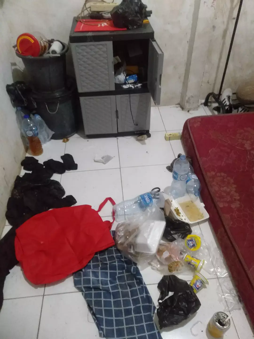 brp Poto jepretan saya ketika melihat kamar kost mama saya di JKT barat. kondisi di dalam kamar sangat berantakan dan jorok sekali. ada sisa makanan yang belum di buang, juga ada pipis pemuda yg kost di kumpulkan dalam air mineral. mohon maaf saya tidak tampilkan Poto pipis tersebut. gak etis aja. saya gak tau apakah ini ciri penyakit mental atau hanya orang 