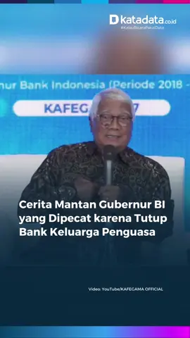 Mantan Gubernur Bank Indonesia (BI), Soedradjad Djiwandono menceritakan pengalamannya yang diberhentikan dari jabatannya di pemerintahan Presiden Soeharto usai memutuskan menutup beberapa bank milik keluarga cendana saat itu. “Saya ini orang yang mempunyai nasib yang tidak enak sebetulnya, karena 6 minggu sebelum masa jabatan saya selesai pada Februari 1998, tiba-tiba saya dipanggil oleh Bapak Presiden,” kata Soedradjad dalam acara Pelantikan Pengurus Pusat KAFEGAMA 2024-2027 & KAFEGAMA Leaders Insights yang ditayangkan secara langsung di YouTube, Sabtu (24/8). Kala itu, Soedradjad melakukan penyelamatan perbankan Indonesia dengan menutup bank yang besaran modalnya kurang dari persyaratan.  Dari total 16 bank yang ditutup oleh BI saat itu, tiga bank di antaranya milik keluarga Presiden Soeharto. Ketiga bank tersebut adalah Bank Jakarta milik Probosutedjo yang merupakan adik Soeharto. Kemudian Bank Andromeda milik Bambang Trihatmodjo dan Bank Industri milik Siti Hediati Hariyadi (Titiek Soeharto). Keduanya adalah anak Soeharto. Selengkapnya, cek video berikut atau klik link di bio. #BI #BankIndonesia #SoedradjadDjiwandono #GubernurBI #Soeharto #BambangTrihatmodjo #TitiekSoeharto #Katadatacoid #Fyp #KalauBicaraPakaiData  