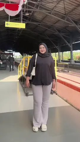 Maafin aku yang selalu pake warna ivory ini🙏🏼 flarepants yang aku pakai ukuran super jumbo yaa 🫶🏻 #fyp #cutbray #flarepants #OOTD #scubapantsjumbo 