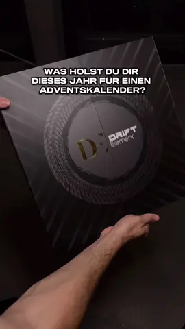 Was drin ist und wo du ihn bekommst?👇 Lies!👇 Im 24. Türchen ist garantiert eine Uhr drin. Insgesamt bekommst du Artikel im Gesamtwert von über 600€.🤩 Schmuck, Limited pieces und komplett Neue Accessoires!😍 Die wichtigste Frage ist aber, WANN und WO bekommt man den Kalender?😮‍💨 1. Geh aufs Profil - dann auf den Link im Profil  2. klick auf das Produkt „Adventskalender“ 3. hol dir den besten Adventskalender 2024 für dich oder als perfektes Geschenk! #driftelement #autoliebe #uhren #adventskalender 
