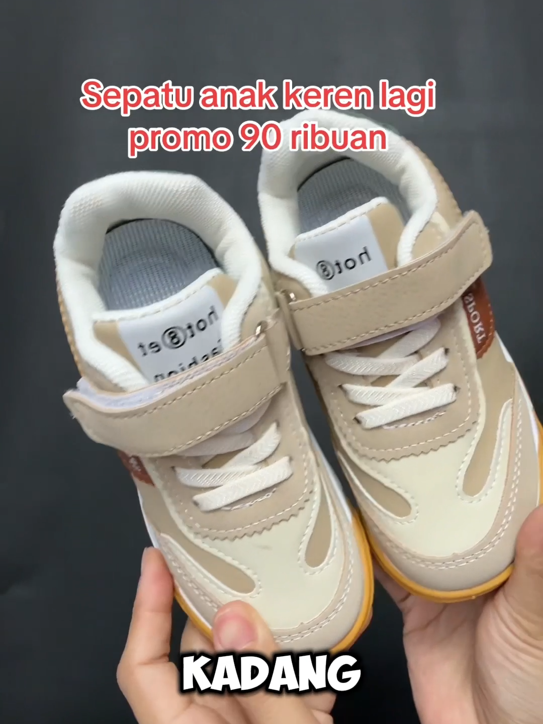 Sepatu sneakers anak untuk usia 3-9 tahun tersedia ukuran 24-37 Ada empat warna hijau, krem, navy dan hitam Tambahkan 0,5 sampai satu cm untuk mendapatkan size yang tepat Cek panduan ukuran di deskripsi produk Bahan sintetis Harga normalnya 240 ribuan hari ini lagi promo cuma 90 ribuan di keranjang kuning.#fyp #wibgajian #sepatuanakimport