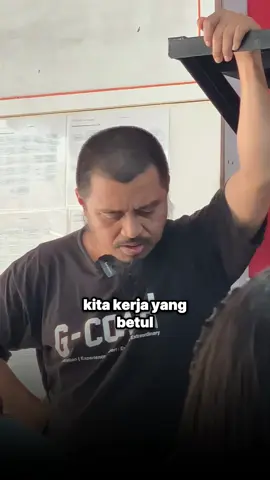 Bekerja itu harus jujur karna yang kita cari adalah berkah nya. Berapa banyak pun yang kita hasilkan jika ada kecurangan dalam bekerja, maka hasilnya tidak akan pernah membuat kita merasa 'cukup'.  Karna rezeki itu sudah diatur. Mau sesedikit apapun kalau itu berkah pasti akan cukup. Jangan sampai saat ada hal buruk yang menimpa, baru menyesal, 