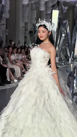 Lọ Lem ái nữ MC Quyền Linh đẹp không tỳ vết diễn Vedette váy cưới show Chung Thanh Phong😍 #lolem 