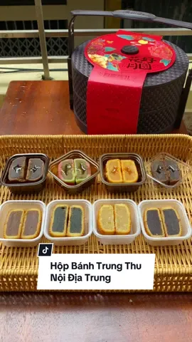 Hộp bánh Trung Thu 2 tầng sang thế này mà có hơn trăm cành thôi đó. Đem đi làm quà biếu Trung Thu thì quá chất luôn 💕 #khoaitay2k #reviewanngon #AnCungTitok #banhtrungthu #banhtrungthunoidiatrung #vtvcab 