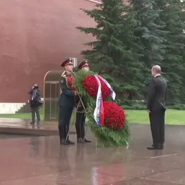 🗃️ Başkan Vladimir Putin, şiddetli yağmur altında şemsiyesiz saygı duruşunda 2017.   ————————————-                                                      🗃️ President Vladimir Putin stands in homage without an umbrella under heavy rain 2017