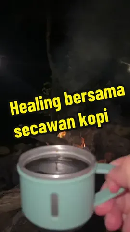 Healing di tepi unggun api bersama air kopi .. surrr  #healing #campinglife 