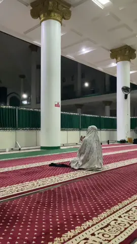 Ibu bgitu banyak masalahmu hinggah kau mengangkat kedua tangan dan berdoa sambil menangis,mya juga yang liat pun sadd,allah tu adil ibu siapapun yang pernh membuatmu sakit pasti ada balasannya,mya mungkin tdk kenal ibu siapa?tapi mya liat ibu ikutt sedih🥺🥲#allah❤️ #mesjidalmunawarternate 