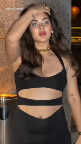 Karishma Sharma 🔥🖤  . . . . #karishmasharma #curves #bollywood #sassyactresses 