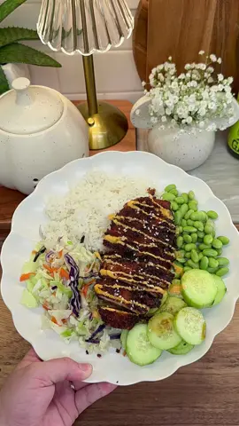 Katsu chicken bowls 🫛🍗🍚🥒 For the chicken marinade: • 2/3 cup soy sauce • 1 tbsp sesame oil • 1 tbsp honey • 1 small knob grated ginger • 2 cloves of garlic chopped • Chopped green onion Pour over lightly floured chicken #chickenkatsu #DinnerIdeas #dinnerrecipe #cookwithme #yummyfood #EasyRecipe #foodtiktok #Foodie #Recipe #fyp #foryoupage 