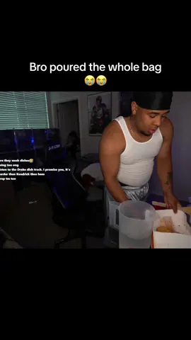 Whats your favorite flavor of koolaid! And how nuch sugar do you put in it? #deezygang #fypage #viraltiktok #viralvideo #koolaid 