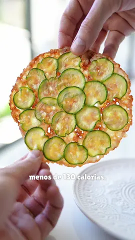 Receita e informações nutricionais👇 Essa receita precisa de um nome… como você chamaria isso? Wrap lowcarb de abobrinha? Crepe sem farinha? … ou outra coisa? Testei essa receita hoje e ela já virou a nova favorita por alguns motivos: ✅ é low carb ✅ é sem glúten ✅ é rica em proteínas ✅ é muito gostosa! Guarda esse video para não perder a receita!  Ingredientes do “wrap de abobrinha” (usei uma frigideira de 15cm) 40g de mussarela (120 calorias) 1/3 de abobrinha fatiada bem fininha Ingredientes do recheio 100g de frango cozido (170 calorias) 30g de creme de ricota (45 calorias) Páprica e salsinha picada a gosto No total esse lanche fica com menos de 350 calorias e mais de 25g de proteína. Siga o passo a passo do vídeo para preparar. Antes de ir, lembre de mandar o vídeo para um amigo que vai gostar! #comidas #comida #receitafacil #receitasfaceis #receitaspraticas #receitapratica #receitas #receita #receitasfit #receitafit #receitasaudavel #receitassaudaveis #comidadeverdade