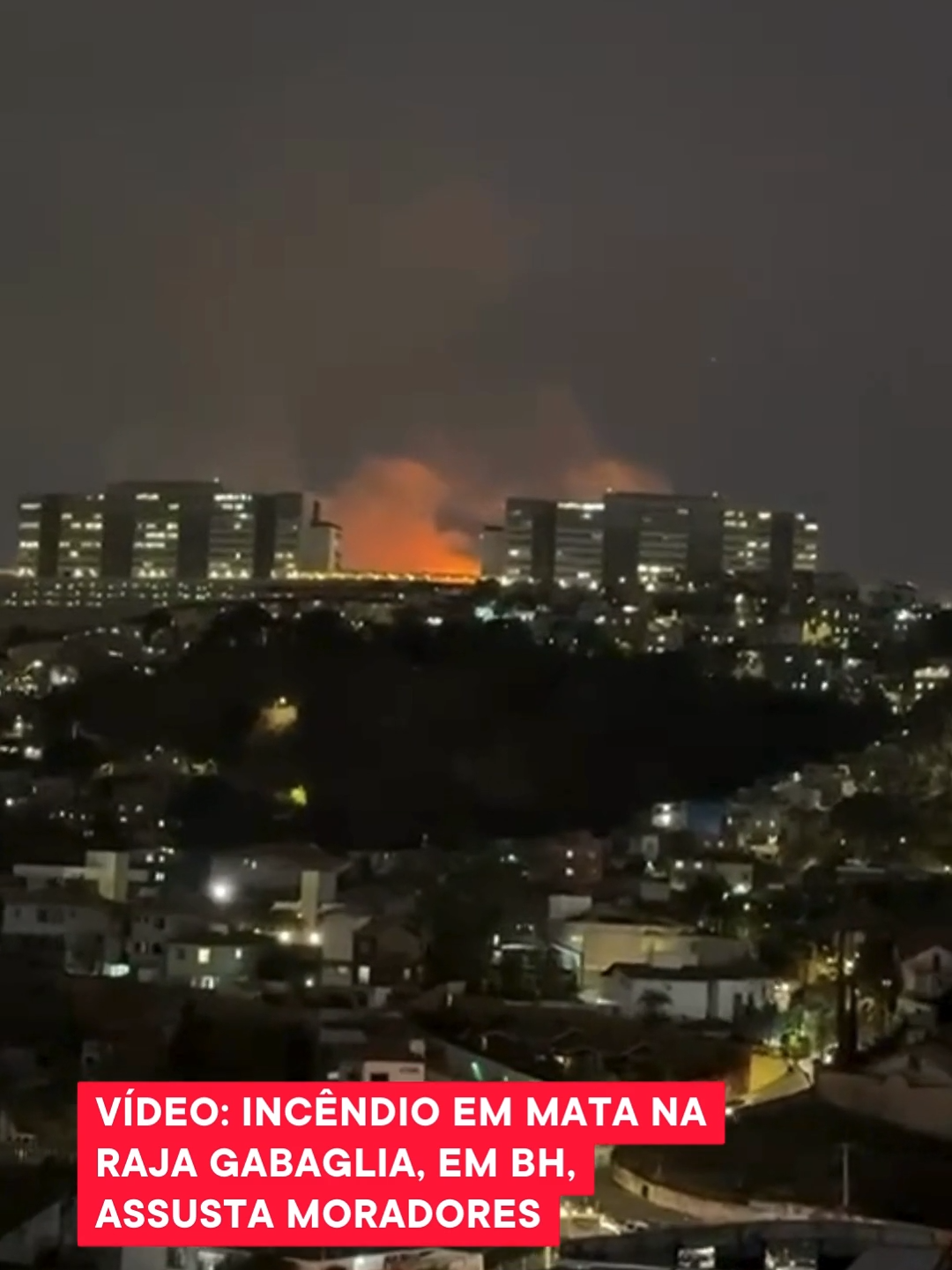 Um incêndio na noite desta segunda-feira (26) atinge uma mata na Avenida Raja Gabaglia, no bairro São Bento, na região Centro-Sul de Belo Horizonte. Motoristas que passam pela avenida, sentido Centro, relatam chamas altas em toda a extensão do matagal. Segundo testemunhas, pelo menos o imóvel de um restaurante teria sido atingido. As chamas altas colocam em risco outras construções. Não há registro de feridos. 📲 Leia mais em itatiaia.com.br 📹Reprodução | Redes sociais #fogo #mata #belohorizonte