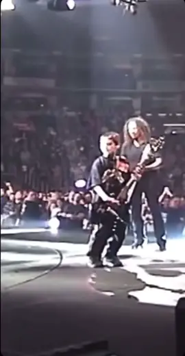 Metallica let some fans on stage. #metallicafan #concerts #live #fans #fypシ゚viral #fyppppppppppppppppppppppp #fypage 