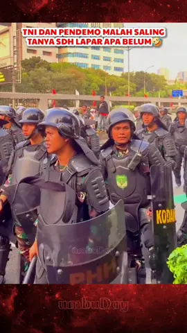beginilah kalau TNI yg ambil alih jadi tameng pendemo #tni #tnibersamarakyat #mahasiswa 