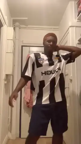 Pendant nous sommes en deuil national Erwan Sia d'où danse l'ajax dans son sia. Il a mm teint les cheveux comme Doug Saga. Dieu ne dort pas quant à la badecon gang c'est le marquage à la Ngolo Kanteyyyyyy. Le gros bouquet t'attend.  Justice pour Michaella