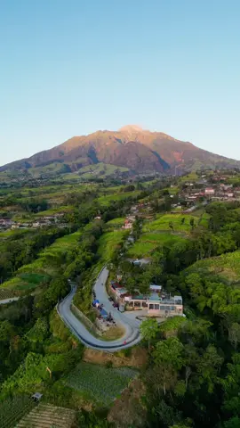 View yang bisa kamu dapetin di pagi hari saat melintas di tikungan irung petruk Boyolali Jawa Tengah. Jalan ini merupakan rute tercepat dari Boyolali menuju Magelang.  #nature #exploreboyolali #dolanboyolali #gunungmerapi #exploreselo #jawatengah #magelang #exploremagelang #dji #fyppppppppppppppppppppppp  #fypシ #fyp #placetogo