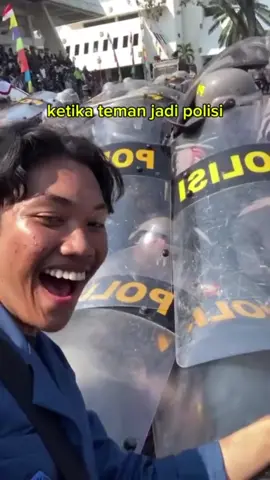Mahasiswa Gen Z ketemu kawan polisi Gen Z #mahasiswa #demomahasiswa #kuliah #mahasiswaakhir #mahasiswademo 