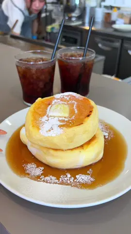 バターとメープルたっぷりの2段パンケーキ！600円で食べれるので学生にもおすすめ！ 📍福岡・久留米「カフェスタンド10.8」 （営業時間） ・11:00〜18:00 （定休日） ・不定休 #福岡グルメ #japanesefood 