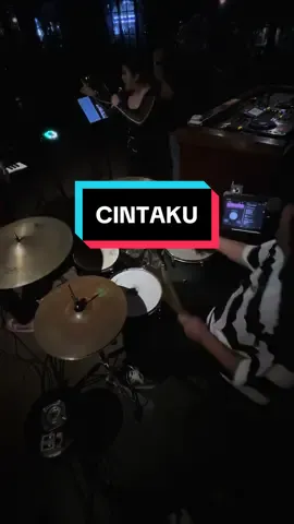 Cintaku cintanya siapa? 🫵😭 Balik lagi ngonten drumcam yok‼️aku juga live jualan gaes!!! GAK BRANDED TAPI ORIGINAL dan BNWT AJA #drumcover #livemusic #drumcam 