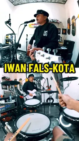 #kawalputusanmk 🔵 konten kali ini kita kedatang kawan sekampung @- SELON SELNO - on Back Studio Rental ❤️‍🔥 langsung Ramaikan Youtube gess 🫶🏼  #iwanfals #iwanfalskota #kota #musikviral #ngeband #fyp #fypシ 