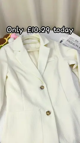 Upgrade your wardrobe with this classic textured blazer! The button-front design and lapel neckline make it perfect for the office or business meetings. Stay polished and comfortable in this versatile piece, suitable for all seasons. #Blazer #TexturedBlazer #OfficeFashion #BusinessAttire #LadiesOuterwear #AllSeasonsStyle #WorkWear #LapelJacket #ForYou #FYP 