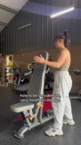 just me being very demure, very mindful, very SAFE in the gym ☺️💅🏼 #demure #verydemure #gym #funny #trend 