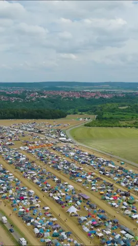 Wow, @taubertal.festival 😮‍💨 Das waren drei unvergessliche Festival-Tage! Danke an alle, die uns an unserem Škoda Stand besucht haben und besonders an die Škoda Fahrerinnen und Fahrer unter euch, die sich ihren Gewinn abholen durften! Es hat uns einen Riesenspaß gemacht, euch kennenzulernen! 🫶 Jetzt schwelgen wir noch ein bisschen in Post-Festival-Mood und schauen uns alle Highlight-Bilder der vergangenen Tage an. Was war euer Taubertal-Highlight in diesem Jahr? 🎉 #taubertal #festival #skoda #cars #carlovers