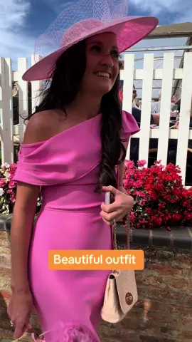 This lady looked stunning at @YorkRaces 👏#Raceday #horseracing #fashion #racesoutfit 