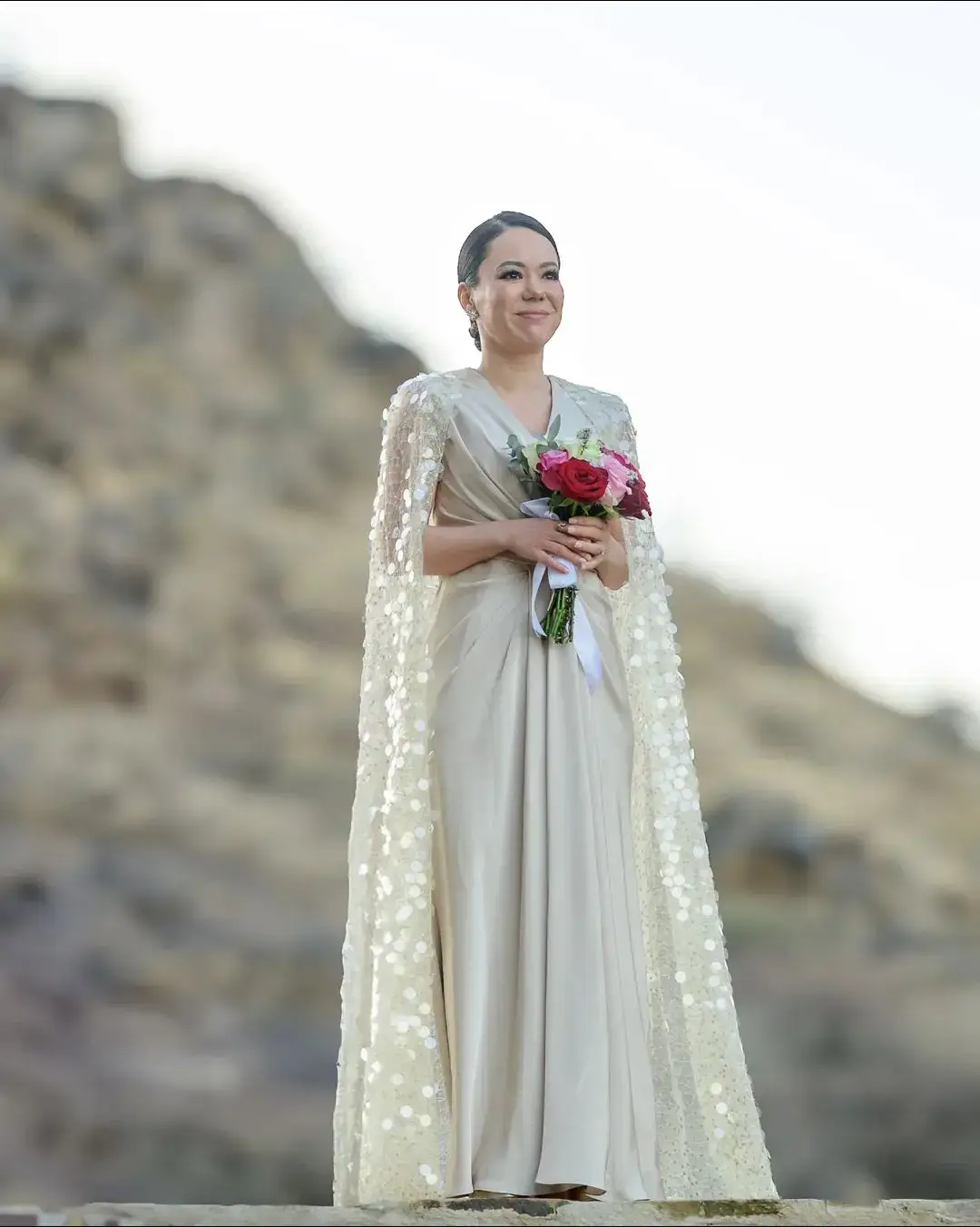 Emile gracefully walks down the aisle, surrounded by the breathtaking beauty of Namibia's mountains, her love radiating as majestically as the landscape itself. #BrideGoals #happilyeverafter 📸✨👰 Couple: Narue and Emile Wedding planner and coordinator @wendy_screations_events  Wedding Photography & Videography: @townhouse_media @uv.studio_ Venue: Midgard @ohlthaver.list.group @midgardnam Wedding DJ: Nacio @finetune_musicnam Dessert Table Treats: @amarasbakes @nangy_the_chef Wedding Entertainment: @the_yesterdaye #wendyscreationsdesigns  #destinationwedding  #namibiatourism  #namibianweddings  #namibianphotographer  #africanwedding  #weddingsinnamibia  #outdoorwedding  #weddings 