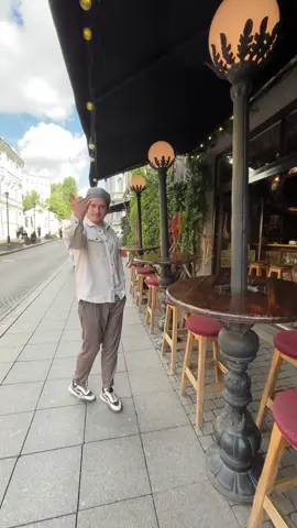 Подписывайся, чтобы знать интересные места в Москве. 📍Паб The Black Swan (Солянка 1/2с1) - самый красивый, стильный, дизайнерский паб Москвы. Проход во все рестораны через этот паб.  Все заведения, которые находятся в барной Нарнии открываются с 18.00, но лучше уточняйте время работы по телефону 😉 #гдевмоскве #гдевмск #москва #кудасходитьвмоскве #барвмоскве #кудапойтимск 