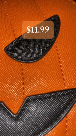 Where’s my halloween lovers?!  Check this bag out!!! 🎃🧡🖤 #halloween #pumpkinseason #pumkpinpurse #fallactivities #musthave #fallseason #autumnaesthetic #fyp #foryoupage 