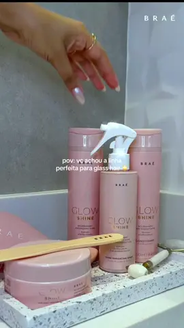 Foi aqui que pediram um gloss hair de respeito? 😍 Braé Glow Shine é a escolha certa para aquele cabelo com efeito espelhado que a gente ama. 🌟 Fios radiantes, disciplinados e sem frizz. Além de reparar e nutrir, deixa seus fios deslumbrantes. Garanta o seu brilho em www.lojabrae.com.br! #braehaircare #glasshair #cabeloespelhado