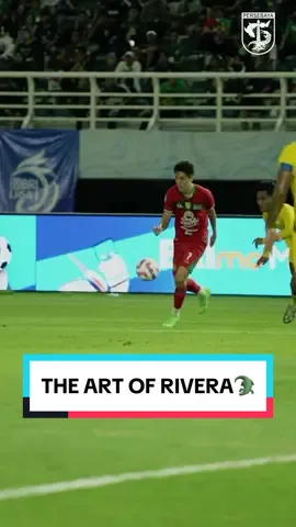 Francisco Rivera langsung menjadi nyawa lini serang Persebaya.  Dalam laga melawan Barito Putera yang Rivera tercatat 3 kali menciptakan kreasi peluang. Itu menjadi catatan tertinggi di laga tersebut. Paling epik adalah saat Rivera melakukan nutmeg pada pemain asing Barito untuk memberikan umpan cantik kepada Mohammed Rashid pada babak kedua.  Rivera juga tercatat paling banyak menerima operan bola di daerah pertahanan lawan sebanyak 11 kali. Terbanyak kedua adalah Flavio Silva dengan 9 kali. Ini baru awal musim, tentunya Rivera akan terus improve sejalan dengan bertambahnya pertandingan bersama Persebaya. Give your best, Cachis!🔥 #Persebaya #KitaPersebaya #Blessin97ourney🔥🐊🦈 