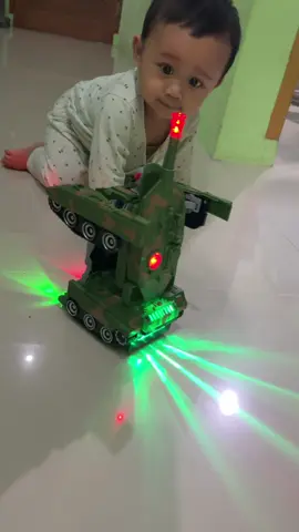 Masa Iya Ada Mainan Tank Yang Bisa Berubah Jadi Robot? Mainan Anak Sekarang Keren Banget Ya Bun. #mainantank #tank #mainanrobot #mainanmobil #mainmobilan #mainanmobiltank #mobiltentara #mainantentara #toodler