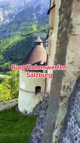 Burg Hohenwerfen 🇦🇹 Diese beeindruckende Festung aus dem 11. Jahrhundert diente einst als Verteidigungsanlage und später als Gefängnis. 🇬🇧 Hohenwerfen Castle This impressive 11th-century fortress once served as a defensive structure and later as a prison. . . . . #hohenwerfen #burg #castle #salzburgerland #salzburgaustria #salzburg #visitsalzburg #österreich #austria #österreich🇦🇹 #austria🇦🇹