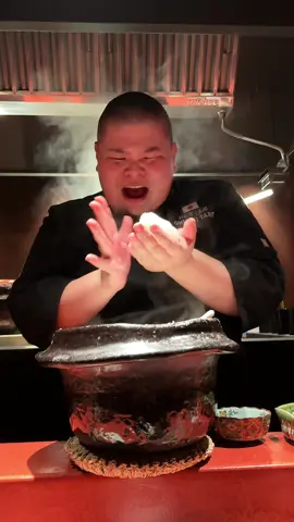 日本が世界に誇るおにぎり職人！どんなに熱くても炊き立てのお米を握り立てでもてなすおにぎり太郎のパフォーマンスは最高！#東京グルメ #japanesefood #おにぎり 