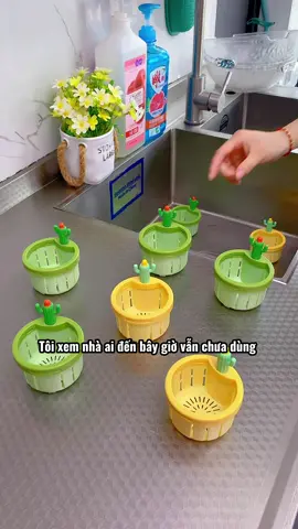 Giỏ lọc bồn rửa này rất tốt. Nó có hình dạng giống như một cây xương rồng. Nó có thể tự động đổ rác mà không làm bẩn tay bạn!! #rolocxuongrongchongnghen #tienich #giadungnhabep #thietthuc #jizonguyen 