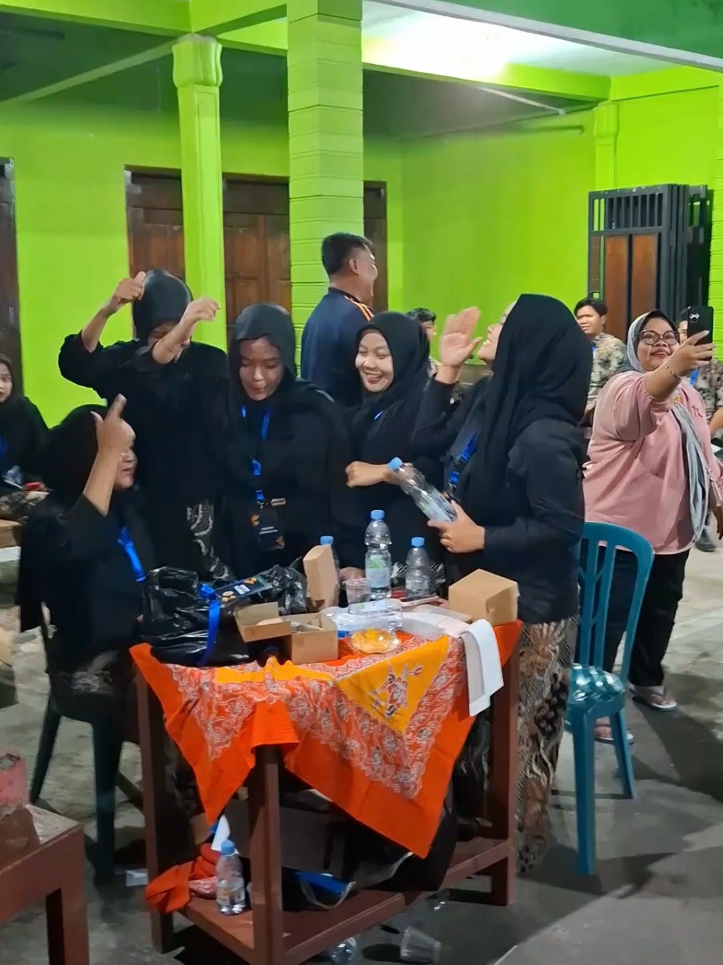 Dawung Sekop Era! 💃🏻🕺🏻 Ketika bapak, ibu, mas mbak, dan adek2 tersekop-sekop ~ #sekop #sekopsekop #sekopsekop🤣🤣 #jogetsekop #jogetinaja #jogetviral #joget #jogettiktok #fypgakni #fypage #masukberanda #xyzbca #karanganyar24jam #solo24jam 