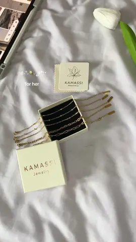 Replying to @najdaa ₊˚⊹ᰔ give her smtg she’ll never take it off 💌 ##bracelet##braceletstacks##kamassi##kamassijewelry##kamassibracelet##girlythings