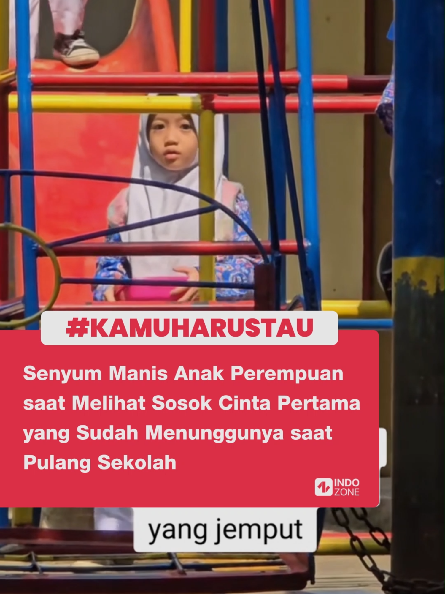 Gemes banget!  Sebuah video di media sosial menampilkan momen manis ekspresi seorang anak perempuan saat pulang sekolah.  Ketika baru saja keluar dari kelas, senyumnya langsung rekah ketika tahu sosok yang sudah menunggunya di halaman sekolah, adalah sang ayah tercinta.  Sambil tersenyum, dirinya lari menghampiri sosok cinta pertamanya itu, lalu memberikan pelukan hangat sebelum melakukan perjalanan pulang.  