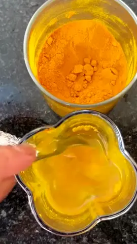 🌿 Receita de Chá de Açafrão Anti-inflamatório 🌿 Este chá utiliza o poder do açafrão, um dos mais potentes anti-inflamatórios naturais, para ajudar a reduzir inflamações e promover o bem-estar. Ingredientes: 1 colher de chá de açafrão em pó (cúrcuma) 1 colher de chá de gengibre fresco ralado (opcional) 1 colher de sopa de suco de limão 500 ml de água 1 colher de chá de mel (opcional) Propriedades dos Ingredientes: Açafrão (Cúrcuma): Rico em curcumina, um composto com fortes propriedades anti-inflamatórias, que pode ajudar a aliviar dores e reduzir inflamações. Gengibre (Opcional): Adiciona uma camada extra de anti-inflamação e melhora a digestão. Limão: Fornece vitamina C, que pode potencializar os efeitos antioxidantes do chá. Mel (Opcional): Pode adoçar o chá e possui propriedades antimicrobianas. Modo de Preparo: Ferver a Água:Em uma panela, ferva 500 ml de água. Adicionar o Açafrão e o Gengibre:Adicione o açafrão em pó e o gengibre fresco ralado (se estiver usando) à água fervente. Mexa bem. Infusão:Deixe a mistura em infusão por 10 minutos com o fogo desligado. Adicionar Limão:Após os 10 minutos, adicione o suco de limão ao chá. Coar:Coe a mistura para remover os pedaços de gengibre (se estiver usando) e os resíduos de açafrão. Adoçar (Opcional):Se desejar, adicione uma colher de chá de mel e mexa bem. Servir:Sirva o chá quente ou em temperatura ambiente, conforme sua preferência. Modo de Usar: Consumo: Beba 1 a 2 xícaras desse chá por dia para ajudar a reduzir inflamações e promover a saúde geral. Benefícios Esperados: Redução de Inflamações: A curcumina no açafrão é um poderoso anti-inflamatório natural, que pode ajudar a aliviar dores e inchaços. Melhoria da Digestão: O chá também pode ajudar na digestão, especialmente com a adição de gengibre. Apoio ao Sistema Imunológico: O limão fornece vitamina C, que ajuda a fortalecer o sistema imunológico. Alívio de Dores: Pode ser útil para pessoas que sofrem de condições inflamatórias, como artrite. Precauções: Consulta Médica: Se você está tomando medicamentos ou tem condições de saúde, consulte um médico antes de começar a consumir açafrão regularmente. Moderação: Consumir o chá em moderação como parte de uma dieta equilibrada. Experimente este chá de açafrão para aproveitar os benefícios anti-inflamatórios e promover uma saúde melhor! 🌿✨ #CháDeAçafrão #AntiInflamatório #SaúdeNatural #VidaSaudável #DicasDeSaúde #BemEstar