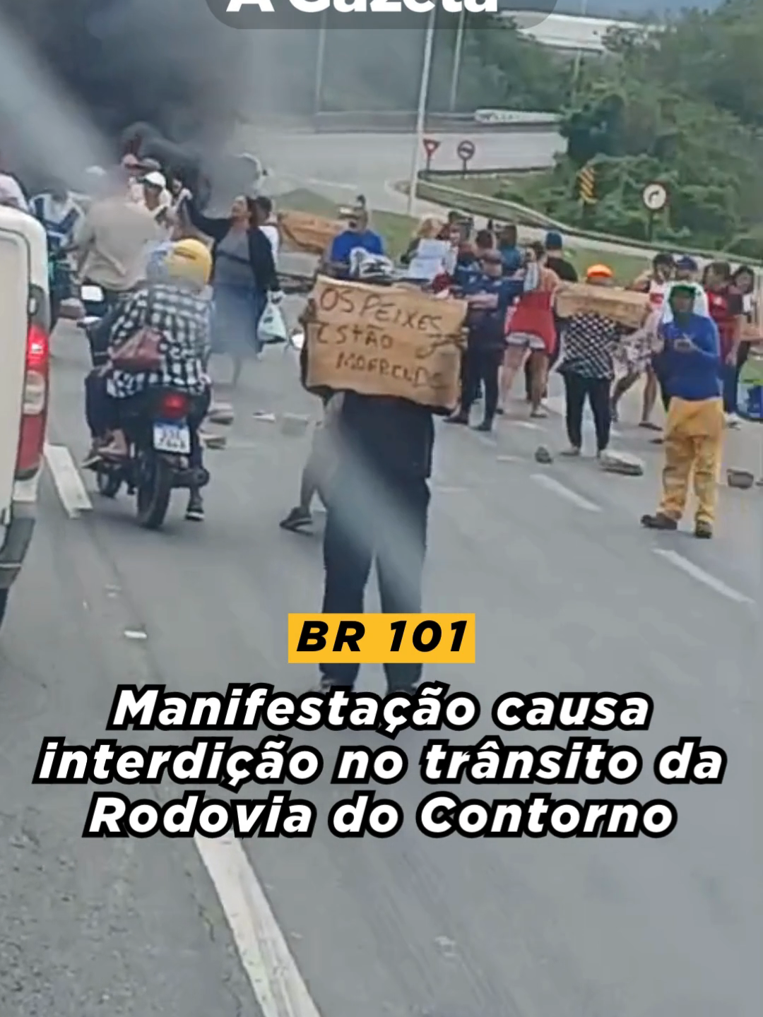 Atenção! ⚠️ | Um protesto causou a interdição total no km 283 da BR 101, trecho conhecido como Rodovia do Contorno, em Cariacica, na manhã desta terça-feira (28). Segundo a Polícia Rodoviária Federal (PRF), o protesto é motivado pela poluição da água do rio Santa Maria, onde os peixes estão morrendo, na baía de Vitória, por causa de uma suposta contaminação da água, que está prejudicando a pesca na Capital e em Cariacica. Cerca de 20 pessoas colocaram pneus na pista e atearam fogo. Em nota, às 10h50, a Eco101 informou que: 