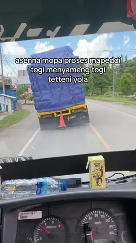 kukira jalan terlalu miring,ternyata muatanya ple terlalu berat🫥@Rauf pratama #xyzbca #bugisbone #makassarkendarikolaka #mobiltruk #sulawesipride 