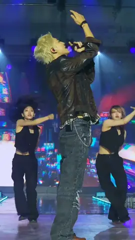 Chanyeol biết cách chọn bài hát hợp với ảnh ghê 🫶  Black Out phải thật thành công nhé 🥰 #chanyeol #exo #blackout 