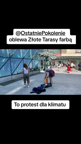 Ostatnie Pokolenie oblewa centrum hndlowe Złote Tarasy farbą