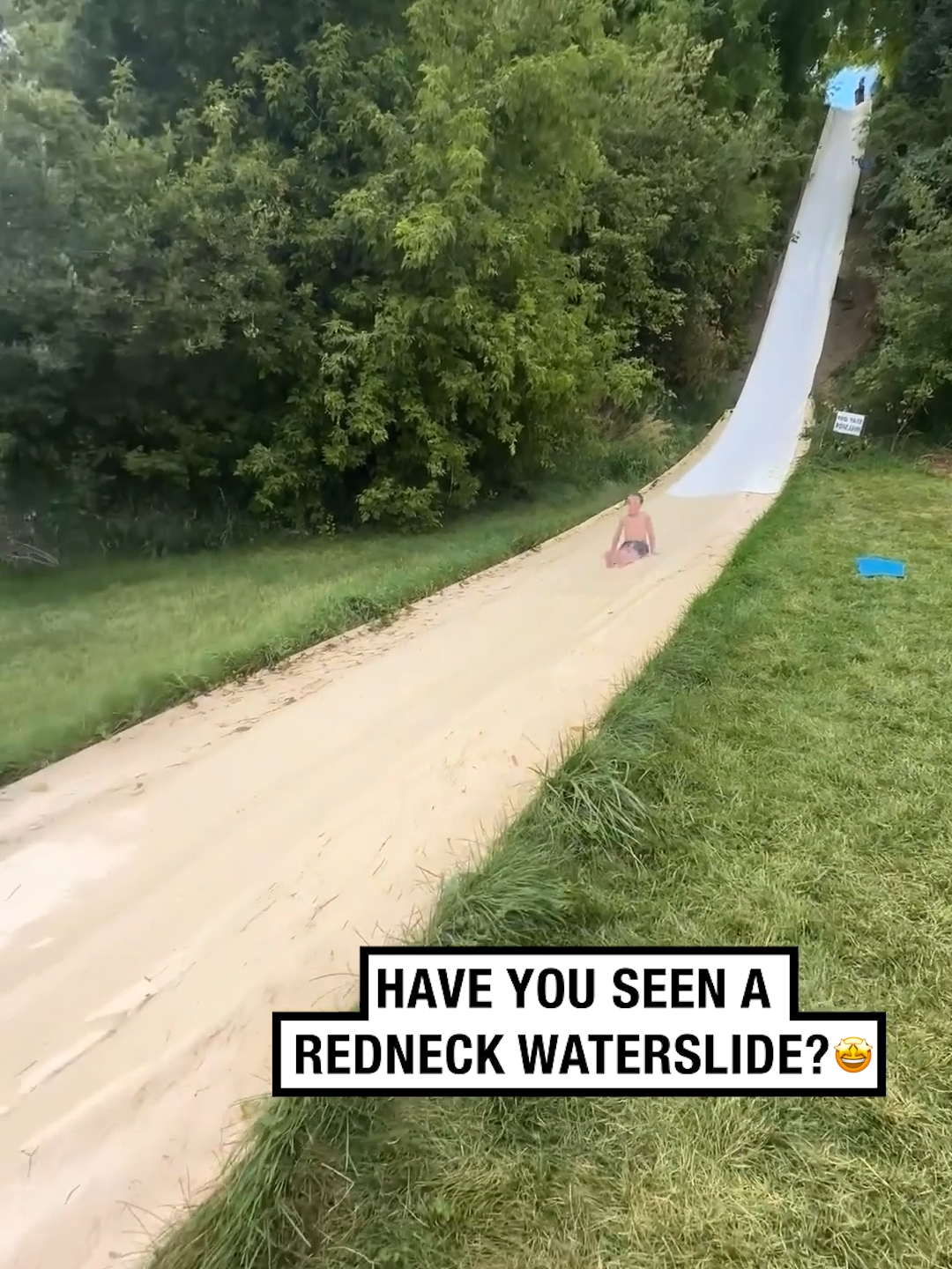 This looks like so much fun! 🤩😮 🎥 annie_with_a_kay #UNILAD #redneck #slide #slides #fun #family #usa #ride #Summer #waterslide