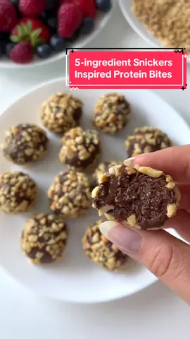 5-ingredient Snickers Inspired Protein Bites🤩 These are such an easy and yummy snack idea😋 • This recipe makes 8-10 protein bites: 1/2 cup unsweetened peanut butter, I use a pb that is 100% made of peanuts (120 ml) 3 tablespoons maple syrup  1/4 cup (vegan) chocolate caramel protein powder or oat/almond flour (60 ml) 2 tablespoons unsweetened cacao powder • topping: 1/3 cup crushed peanuts (50g) • 1. Mix all the ingredients together 2. Roll into balls with your hands 3. Roll the balls in the crushed peanuts 4. Store in the fridge • • • #proteinballs #proteinbites #easysnack #snackidea #snackideas #vegansnack #glutenfree #snack 
